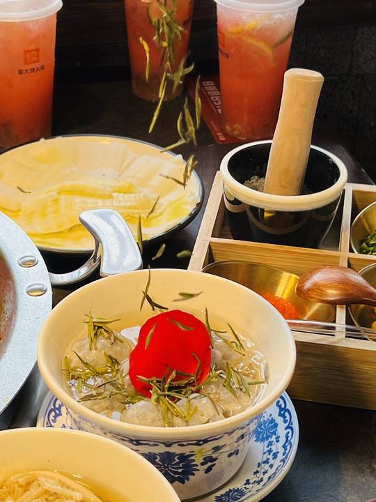 🍃鲜嫩跌入火锅，捞起夏日的丰饶 🍲用一顿蜀大侠火锅打开快乐周末~
